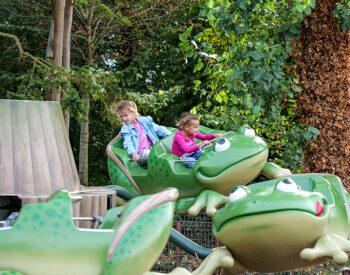 Deux sœurs qui s'amusent dans les grenouilles.