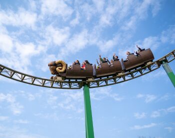 Le 1066 sur les rails en hauteurs avec des visiteurs.