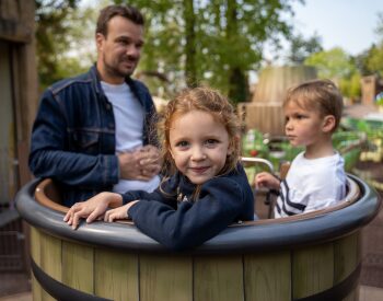 Des visiteurs dans les tonneaux.