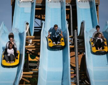 Des visiteurs qui s'amusent dans la descente du Pirat'ak.