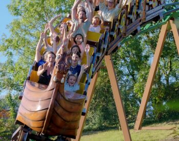 Des visiteurs dans le Drakkar.