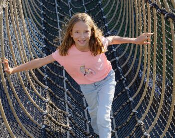 Jeune fille qui est heureuse et s'amuse dans VIKLAND.
