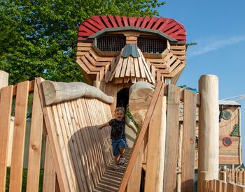 Petit garçon qui s'amuse dans KRAKEN.