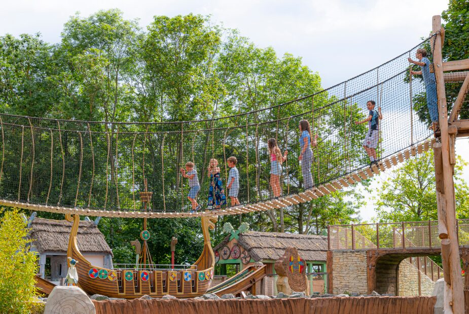 Des enfants qui s'amusent dans BIFRØST.